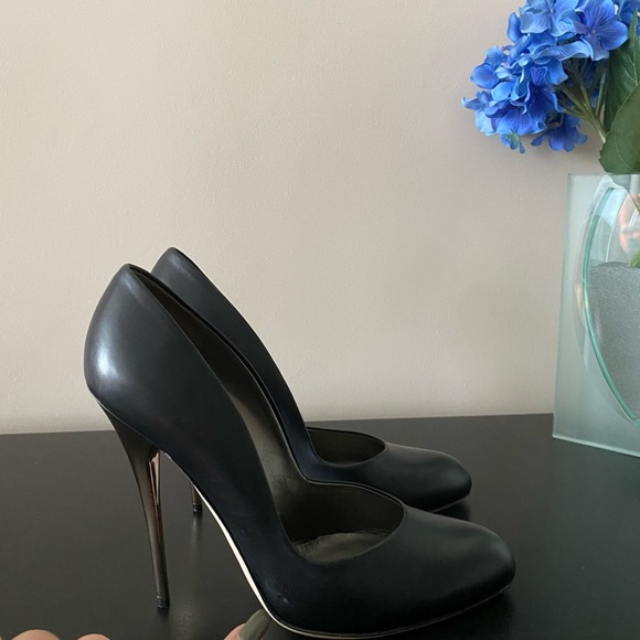**PRICE DROP** Authentic Salvatore Ferragamo Black Pumps.Size 9.5 - Picture 10 of 13